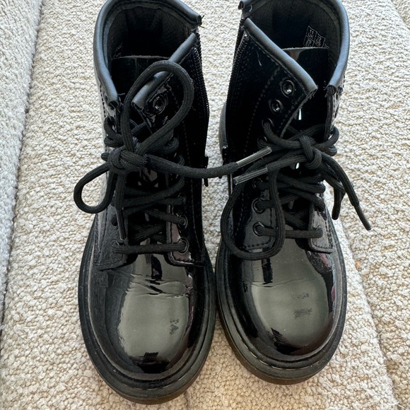 DR. MARTEN’S JUNIOR 1460 PATENT LEATHER BOOTS - Picture 2 of 7